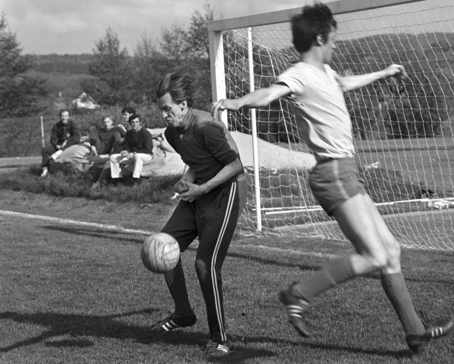 Der Fußball-Experte im Tor 1970: Walter Jens hütete den Kasten der Professoren, die gegen die Pedellen (universitäre Hausmeister) spielten. Foto: Manfred Grohe