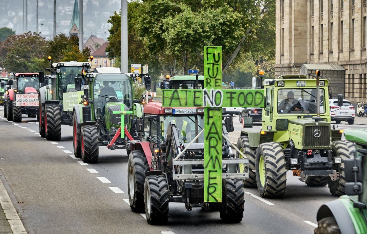 Bauernprotest gegen Düngegesetze: Zu Erntedank tuckerten Traktoren durch Stuttgarts City. Fotos: Joachim E. Röttgers