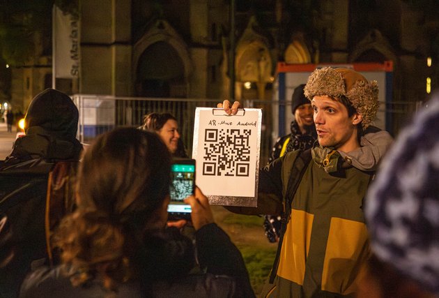 Simon vom Citizen Kane Kollektiv weist den Weg ins Virtuelle.