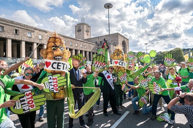 Großdemo vor dem Stuttgarter Hauptbahnhof, September 2016. Foto: Joachim E. Röttgers