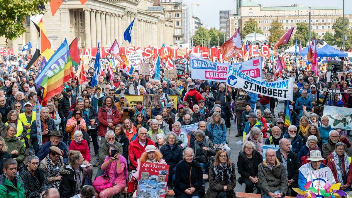 Voll war's bei der Friedensdemo auf dem Stuttgarter Schlossplatz am Tag der deutschen Einheit. Fotos: Jens Volle