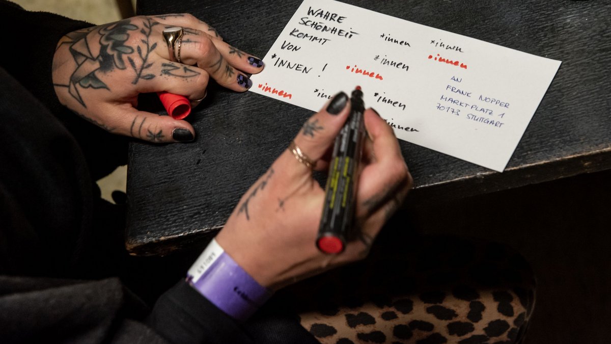 Mit dem Preis werden Nopper auch die Grüße der Gäste des Abends ins Rathaus geliefert. Mit dem Preis werden Nopper auch die Grüße der Gäste des Abends ins Rathaus geliefert.