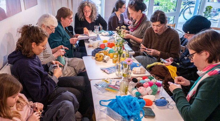 Vergangene Woche wurde gemeinsam gehäkelt, um das Viertel bunter zu machen. Foto: Jens Volle