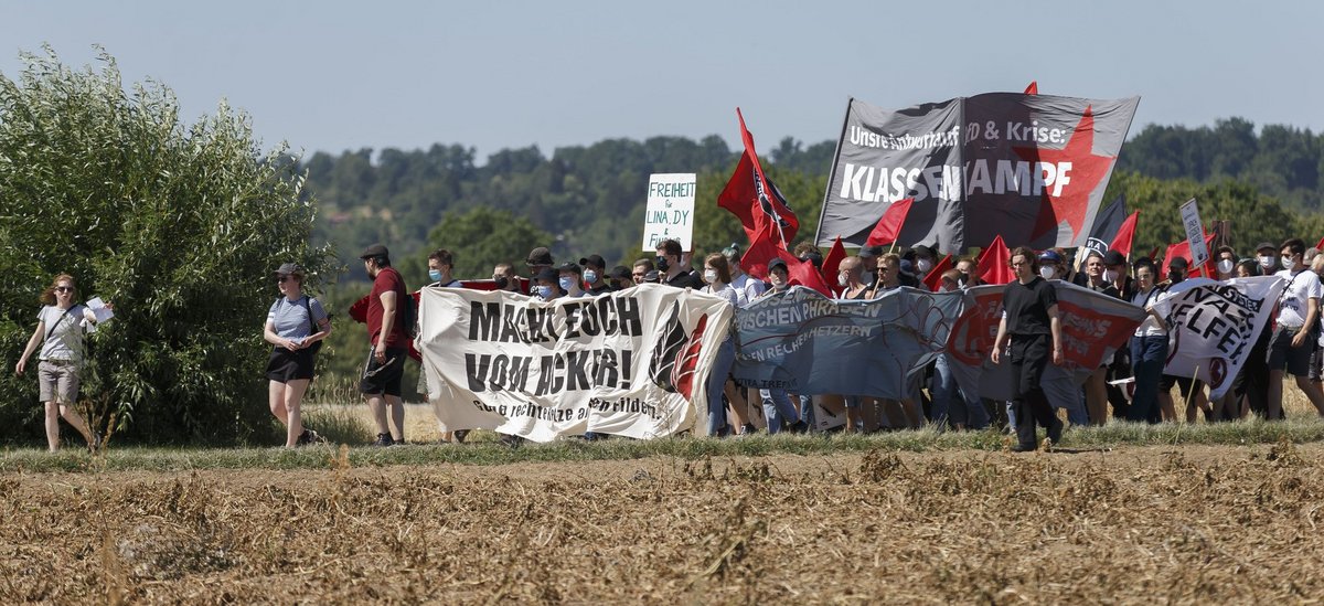 "Macht euch vom Acker" – Protest gegen den Parteitag auf den Fildern in Stuttgart. Foto: Julian Rettig "Macht euch vom Acker" – Protest gegen den Parteitag auf den Fildern in Stuttgart. Foto: Julian Rettig