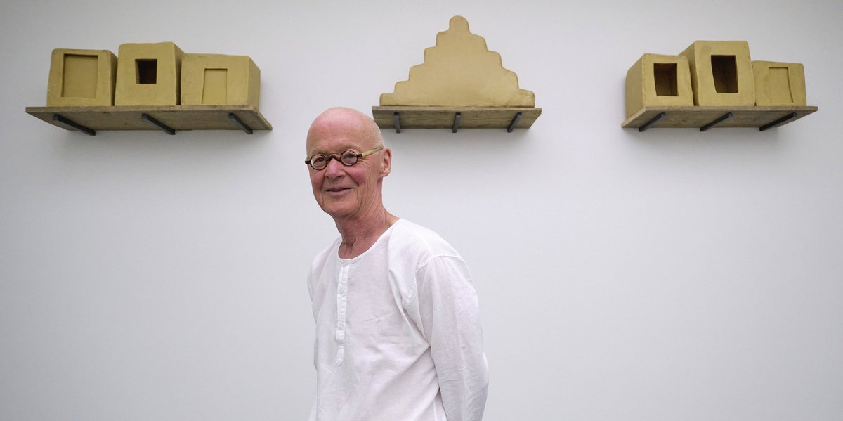 Laib vor Wachs-Skulpturen, ohne Titel.