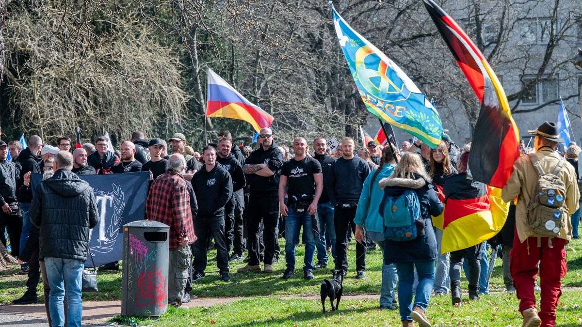 Neben den Rechtsextremen: das Peace-Symbol.