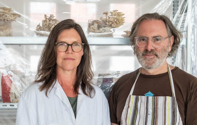 Das künstlerische Leitungsduo des Stuttgarter Künstlerhauses vor Hegelpilzwerken: Tamarind Rossetti und Stephen Wright.