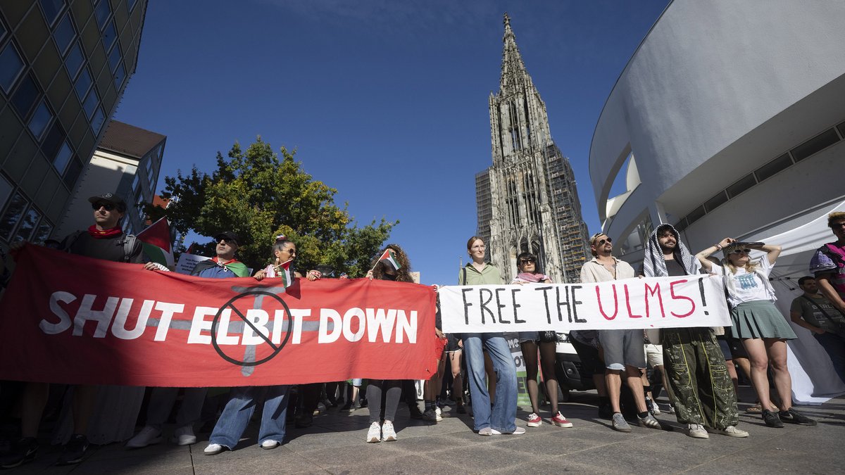 Nach der Verhaftung der Aktivist:innen startet am 20. September 2025 ein Demonstrationszug durch Ulm. Foto: Marijan Murat/dpa