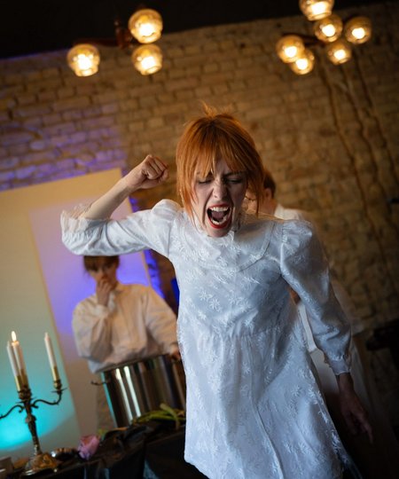 Gefühle des Ankommens, des Andersseins, der doppelten Heimat: Sari Dorian bringt diese theatralisch zum Ausdruck. Gefühle des Ankommens, des Andersseins, der doppelten Heimat: Sari Dorian bringt diese zum Ausdruck.