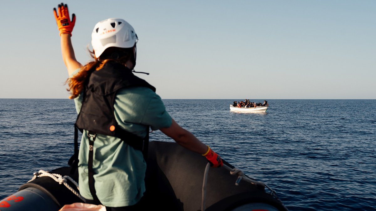 Mit dem Beiboot geht es näher ran.