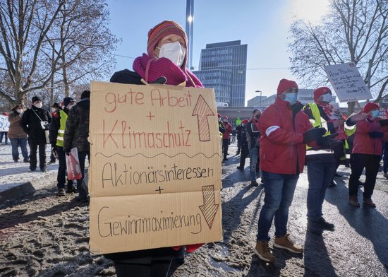 Beschäftigte protestieren vor dem Daimler-Werk in Untertürkheim gegen Stellenabbau, Februar 2021. 