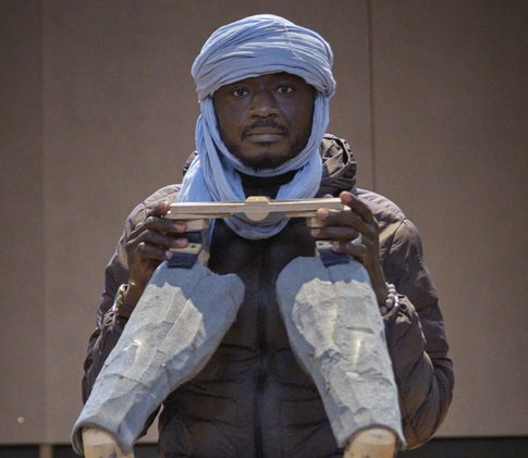 Sanlam (Abou Kabre) verkörpert die Landbesitzer und Politiker, die auf die Angebote europäischer Investoren gerne eingehen.