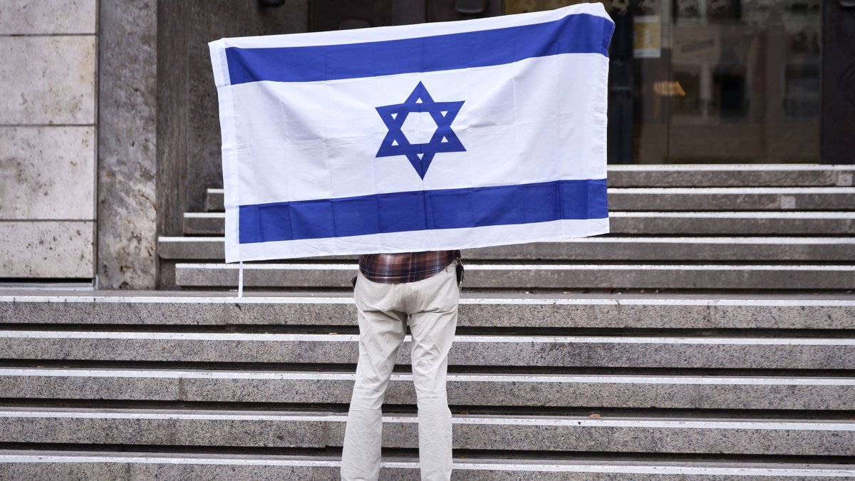 Menschen treten oft in den Hintergrund im deutschen Stellungskampf zwischen Pro-Israel ... Menschen treten oft in den Hintergrund im deutschen Stellungskampf zwischen Pro-Israel ...