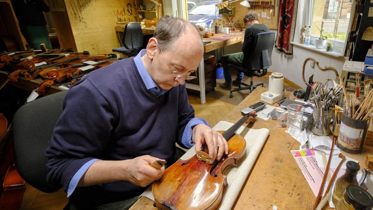 In der Werkstatt des Geigenbauers Antoine Muller, einer Weihnachtsgeschichte auf der Spur. Fotos: Joachim E. Röttgers