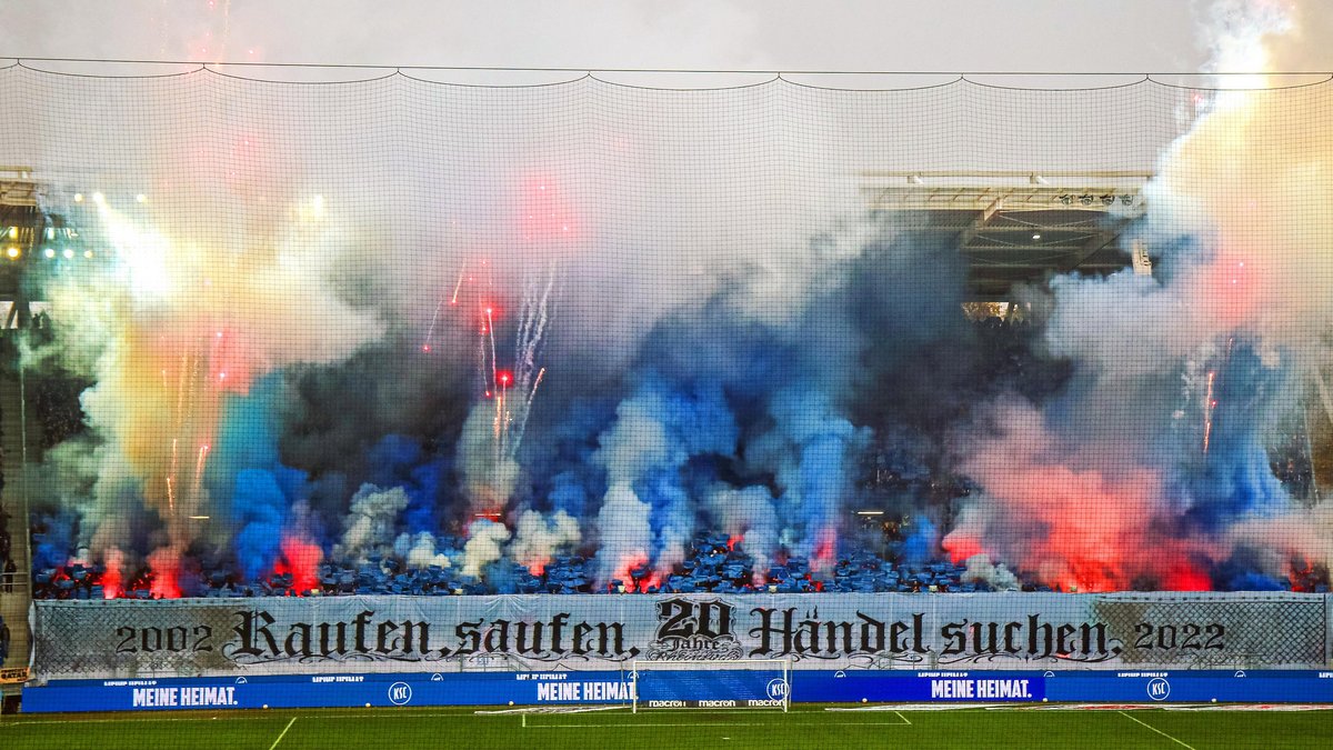 KSC-Ultras treiben's zu bunt: Choreografie mit Pyrotechnik im Karlsruher Wildparkstadion. Foto: privat