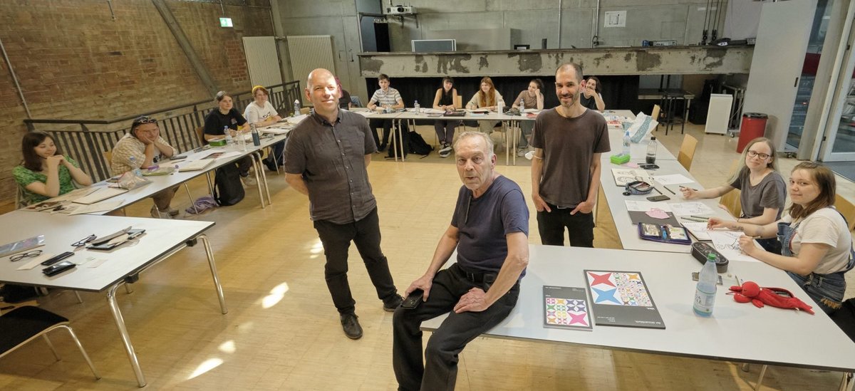Comic-Workshop mit Studierenden. Vorne, von links: Professor Davor Bakara, Gerhard Seyfried und Oliver Stenzel. Foto: Joachim E. Röttgers Comic-Workshop mit Studierenden. Vorne, von links: Professor Davor Bakara, Gerhard Seyfried und Oliver Stenzel. Foto: Joachim E. Röttgers