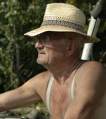 Bio-Pionier Wilhelm Rinklin senior im Jahr 2000: Der Hof ist längst übergeben, aber die Mithilfe doch sehr willkommen.