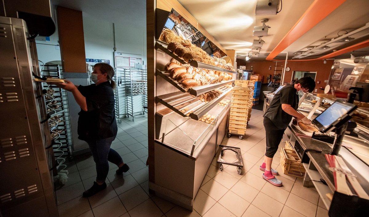 Los geht's wie jeden Morgen: backen, backen, Regale bestücken.