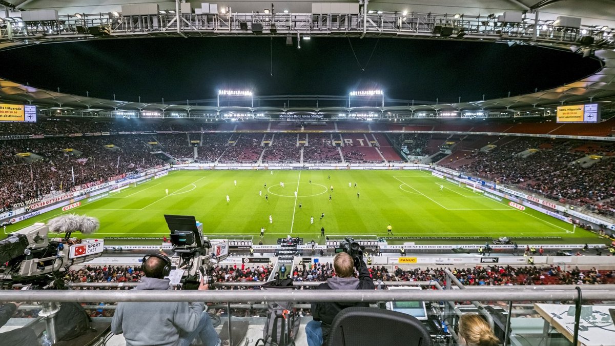 Wozu die Aufregung?, fragt unser Kolumnist. Denn im Fußballstadion sitzt man so sehr im Freien, dass es zieht! Foto: Joachim E. Röttgers