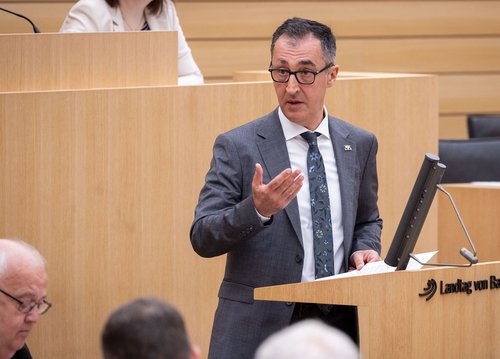 Ministerpräsident Cem Özdemir (Grüne) wills wissen: Wie steht die AfD zum Grundgesetz?