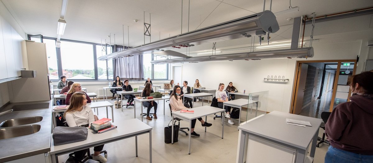 Wann Schulen zum Regelbetrieb zurück können, ist völlig offen. Hier Chemie-Unterricht mit Abstand, Hedwig-Dohm-Schule Stuttgart. Foto: Jens Volle Wann Schulen zum Regelbetrieb zurück können, ist völlig offen. Hier Chemie-Unterricht mit Abstand, Hedwig-Dohm-Schule Stuttgart. Foto: Jens Volle