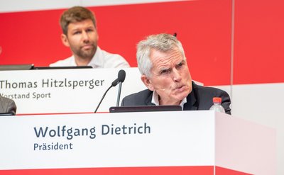 Wolfgang Dietrich. Am 14. Juli trat er zum letzten Mal als VfB-Präsident auf die Bühne und dort ab. Wolfgang Dietrich. Am 14. Juli trat er zum letzten Mal als VfB-Präsident auf die Bühne und dort ab.