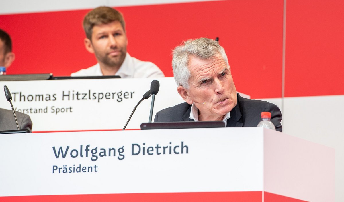 Wolfgang Dietrich. Am 14. Juli trat er zum letzten Mal als VfB-Präsident auf die Bühne und dort ab. Fotos: Jens Volle