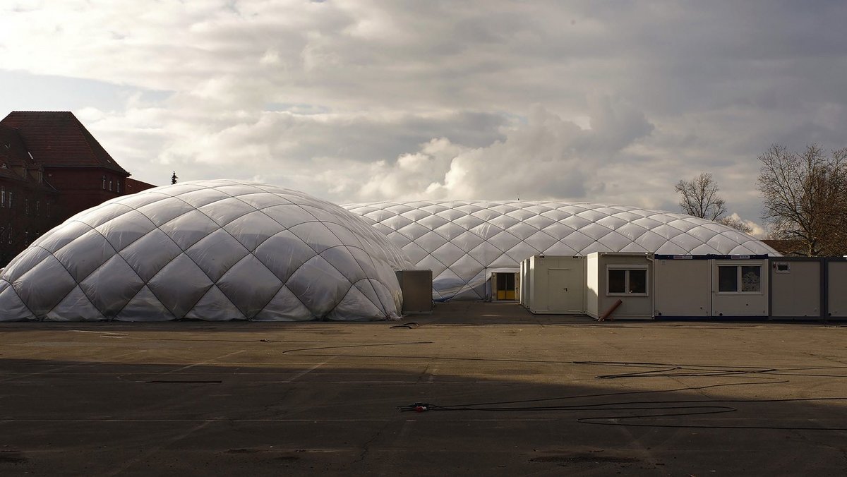 Eine Lufthalle als Flüchtlingsunterkunft in Berlin: So will doch niemand freiwillig leben. Foto: Maziar Moradi Eine Lufthalle als Flüchtlingsunterkunft in Berlin: So will doch niemand freiwillig leben. Foto: Maziar Moradi
