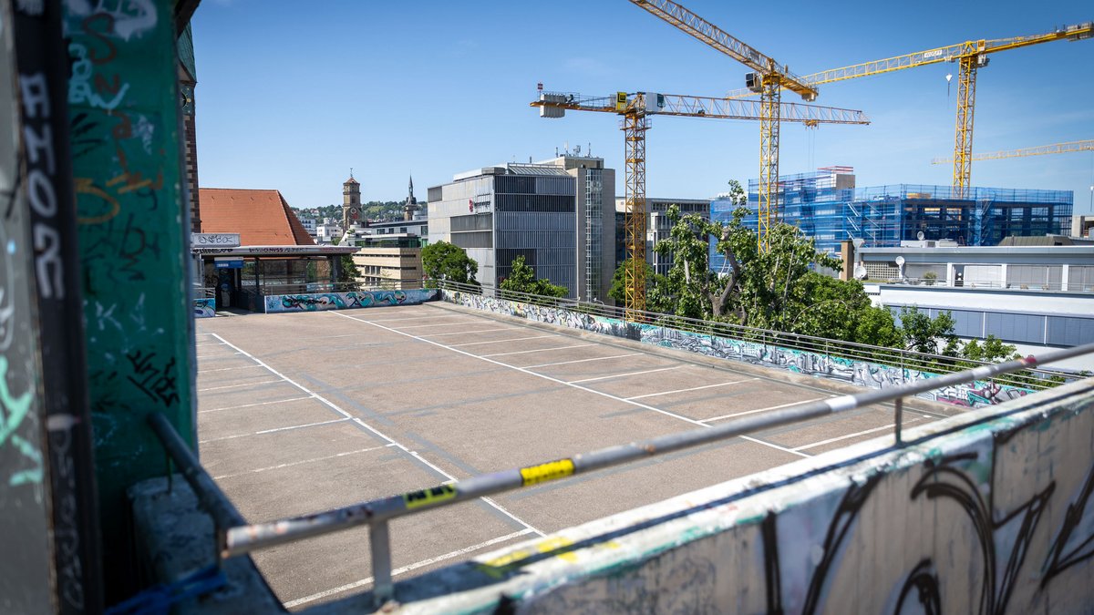 Blick aufs oberste Parkdeck (dort gab's mal Urban Gardening) und die Baustelle des Stuttgart Moving Image Center, aka Haus für Film und Medien.