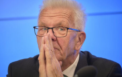 Grundrecht auf Asyl? Ministerpräsident Winfried Kretschmann (Grüne) antwortet mit beredtem Schweigen. Grundrecht auf Asyl? Ministerpräsident Winfried Kretschmann (Grüne) antwortet mit beredtem Schweigen.