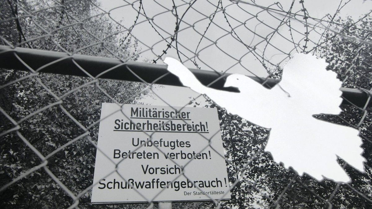 Nach dem Zweiten Weltkrieg engagierten sich Generationen von Menschen gegen eine Remilitarisierung Deutschlands: Zaun beim US-Stützpunkt bei Hasselbach im Hunsrück, wo in den 1980er-Jahren Marschflugkörper stationiert werden sollten. Foto: Joachim E. Röttgers