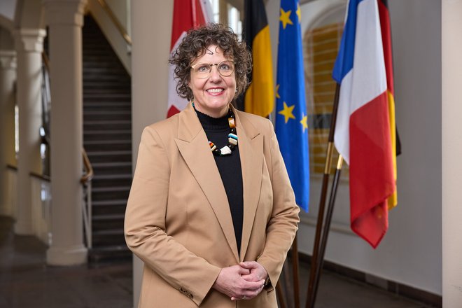Sylvia Felder, CDU, darf nicht mehr als Regierungspräsidentin vor diesen Fahnen stehen. Sie musste plötzlich Platz machen. Foto: RPK Stollberg