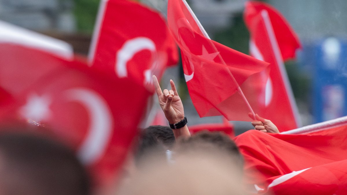 Das Zeichen der Grauen Wölfe, hier beim Stuttgarter Fanfest zur Herrenfußball-EM 2024 nach dem Viertelfinalsieg der Türkei. Foto: Jens Volle