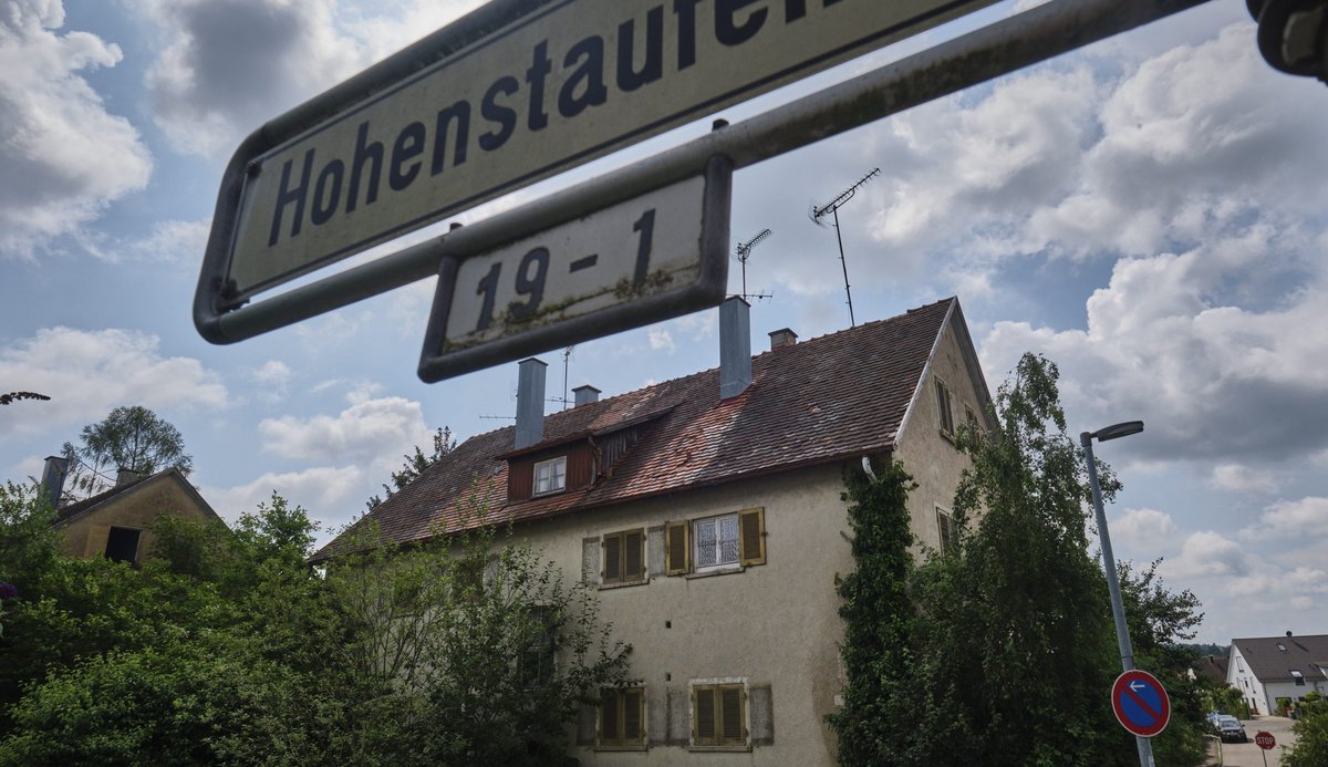 Die Häuser waren mal bewohnt und hübsch, bis sich keiner mehr kümmerte. Mehr Bilder mit Klick auf den Pfeil.