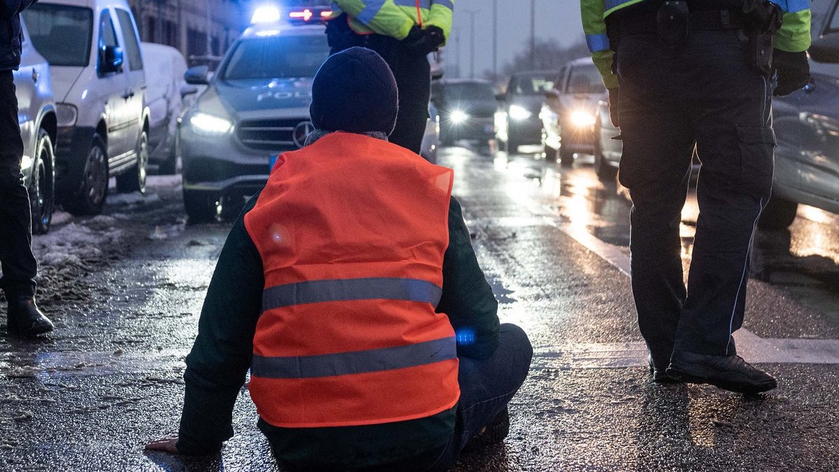 Wer sich auf der Straße festklebt – wie hier in Ludwigsburg – läuft Gefahr, hinter Gittern zu landen. Foto: Jens Volle