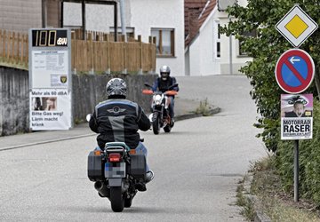 100 Dezibel. Das entspricht der Lautstärke eines bis zum Anschlag aufgedrehten Ghettoblasters.