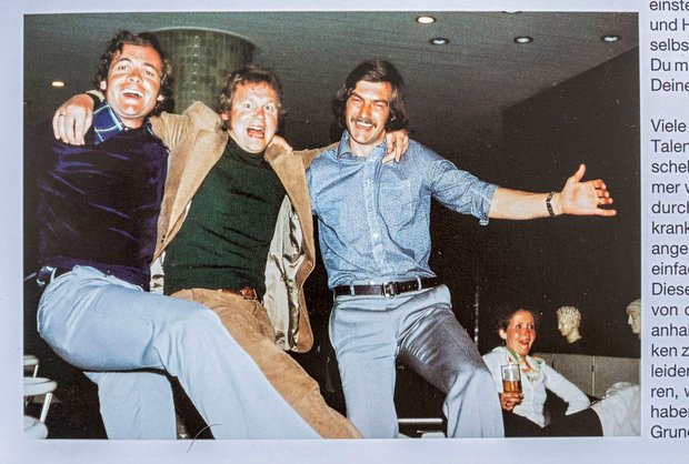 Toni (Mitte) tanzt ausgelassen mit Freunden. Aus Ritter, Udo: Dies ist mein bestes Jahr, Selbstverlag, 2000, Seite 7