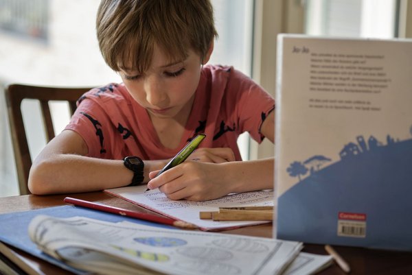 Geht bei ihm mit links: Lernen zuhause. Geht bei ihm mit links: Lernen zuhause.