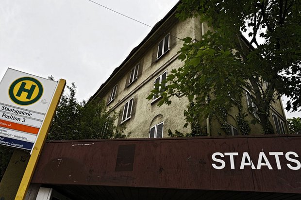 Haus und Haltestelle stehen S 21 im Weg. Foto: Joachim E. Röttgers