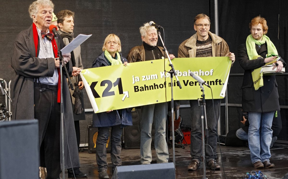 Gangolf Stocker (Mitte) im Dezember 2010. Links der verstorbene Peter Conradi, daneben Boris Palmer und Brigitte Dahlbender, rechts Werner Wölfle und Hannes Rockenbauch. Foto: Joachim E. Röttgers 