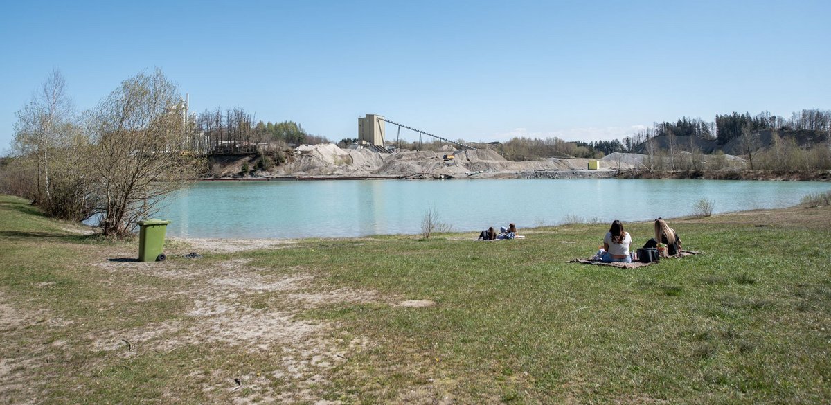 Baggersee in der Kiesgrube in Grenis, hinten eine Anlage der Kiesgesellschaft Karsee.
