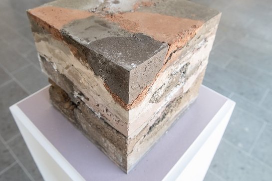 Harmonie in Farbe: ein Sedimentblock aus Geopolymeren.