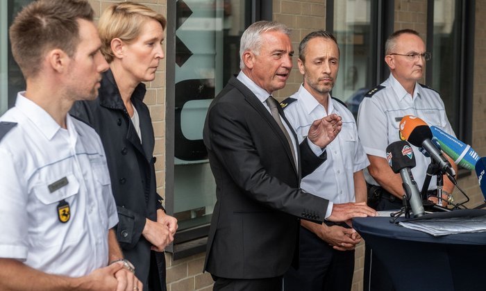 Baden-Württembergs Innenminister Thomas Strobl tritt vor die Presse, neben ihm die Landespolizeipräsidentin Stefanie Hinz und der Vizepräsident des Stuttgarter Polizeipräsidiums Carsten Höfler. Foto: Jens Volle Baden-Württembergs Innenminister Thomas Strobl tritt vor die Presse, neben ihm die Landespolizeipräsidentin Stefanie Hinz und der Vizepräsident des Stuttgarter Polizeipräsidiums Carsten Höfler. Foto: Jens Volle