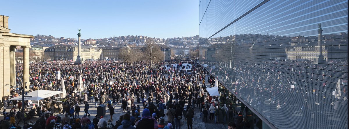 Rund 50.000 Menschen kamen im Januar 2024 zur "Stuttgart gegen Rechts"-Kundgebung auf den Stuttgarter Schlossplatz. Foto: Joachim E. Röttgers