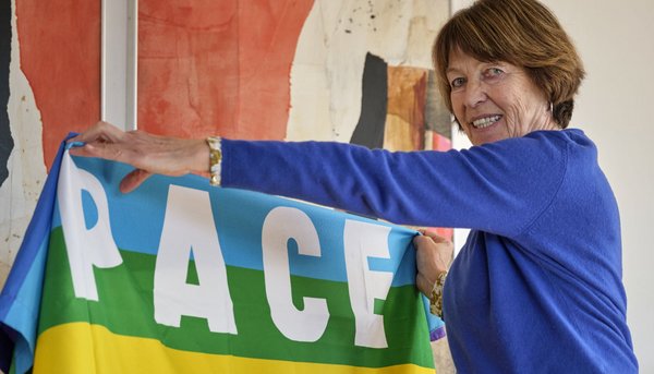 Marie-Luise Bausch, Grüne, zeigt Flagge.