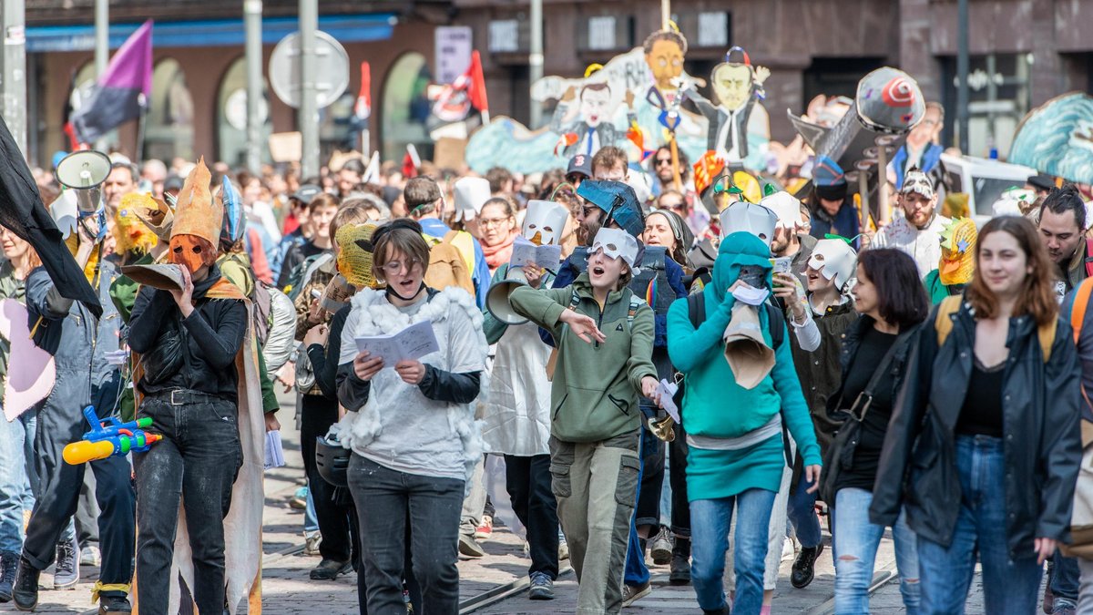 Ein Fest, bunt und laut, mit Alten und Jungen. Mehr Bilder aus Straßburg mit Klick auf den Pfeil.