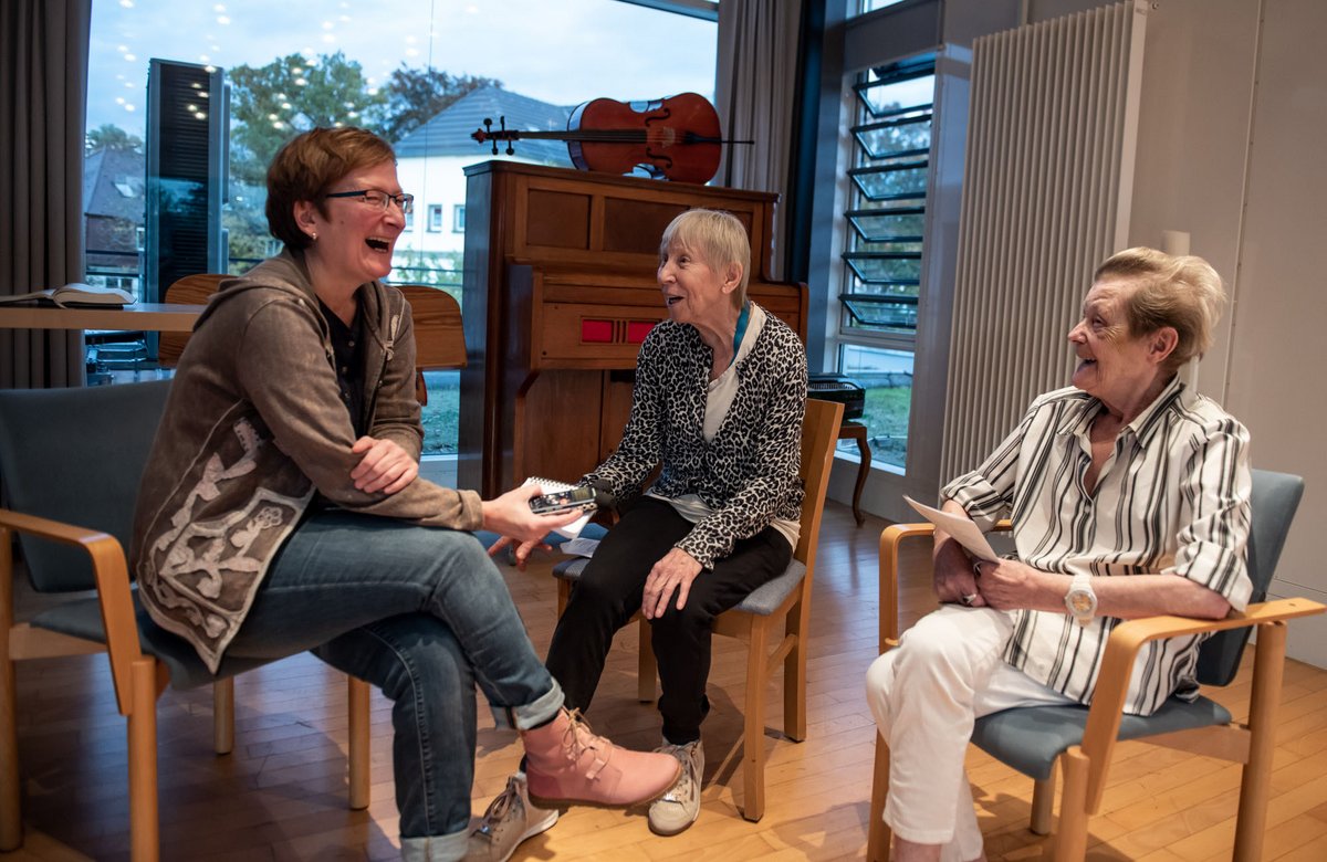 Mal herzhaft lachen: Kontext-Autorin Verena Grosskreutz (links) mit Bewohnerinnen des Martha Maria SeniorInnenwohnheims. 