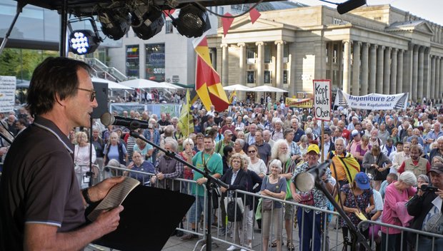 Tags zuvor, ebenfalls gut besucht, Luiks Auftritt bei der S-21-Montagsdemo – und ebenfalls kein Sterbenswörtchen in den StZN.