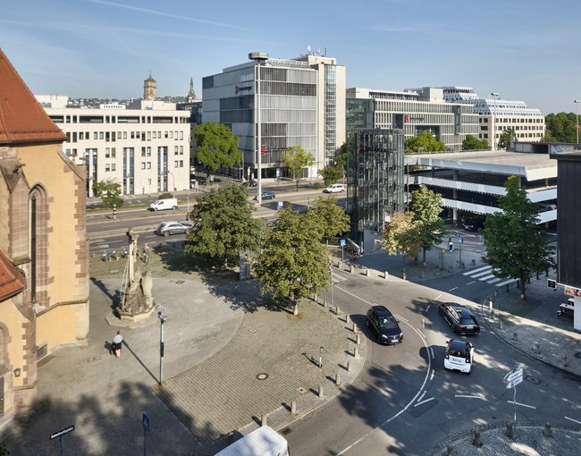 Zwischen Breuninger und Leonhardskirche könnte eine sehr breite Unterführung hin. Zwischen Breuninger und Leonhardskirche könnte eine sehr breite Unterführung hin.