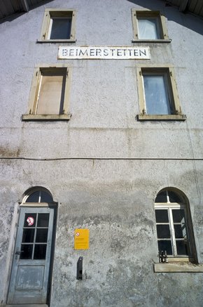 Auf dem Land oft wenig einladend: Bahnhof, DB-Sprech: "Empfangsgebäude", hier eher "freiwerdende Immobilie".